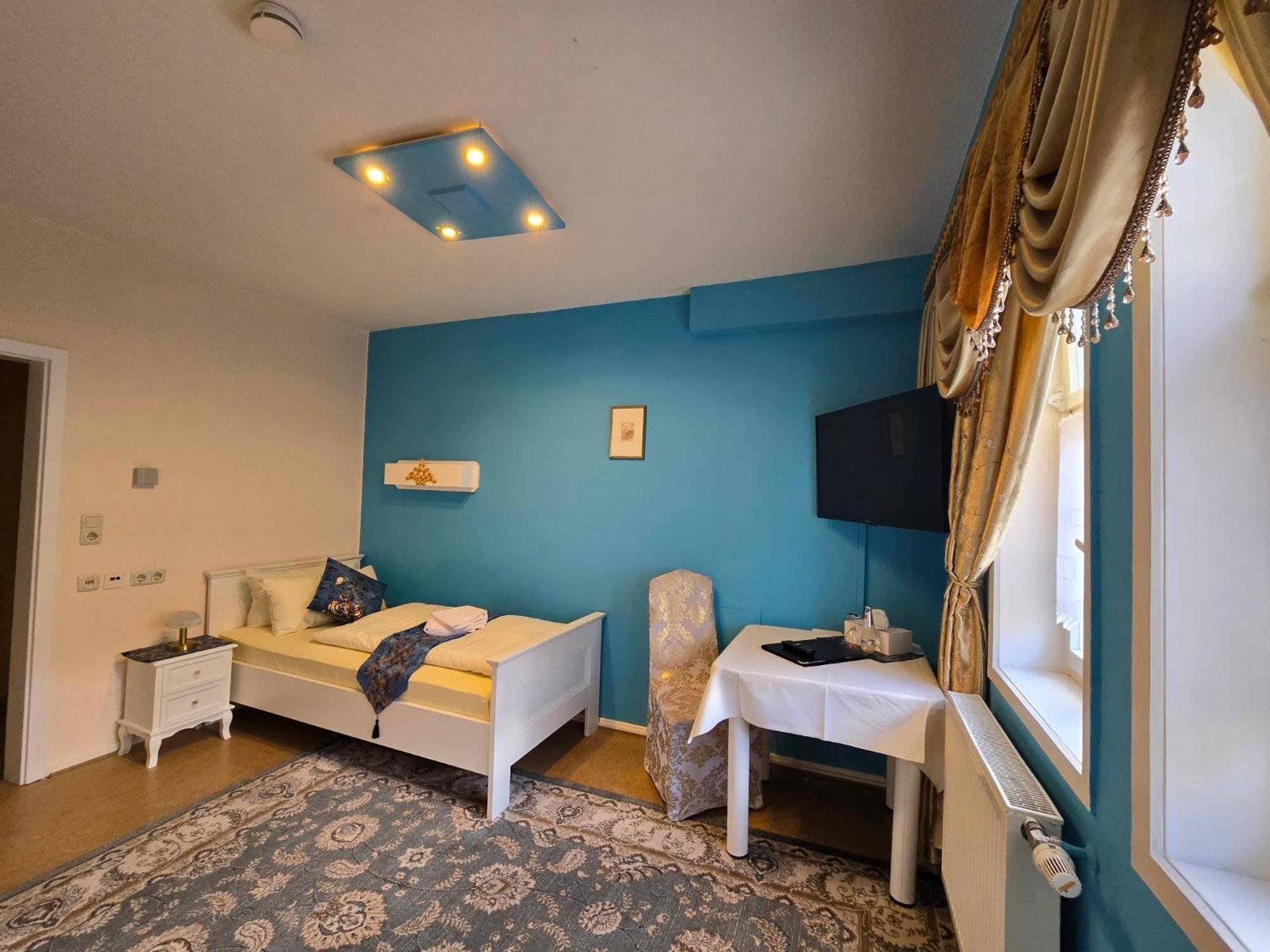 Hotel & Cafe Schachtenburg ชลิตซ์ ภายนอก รูปภาพ